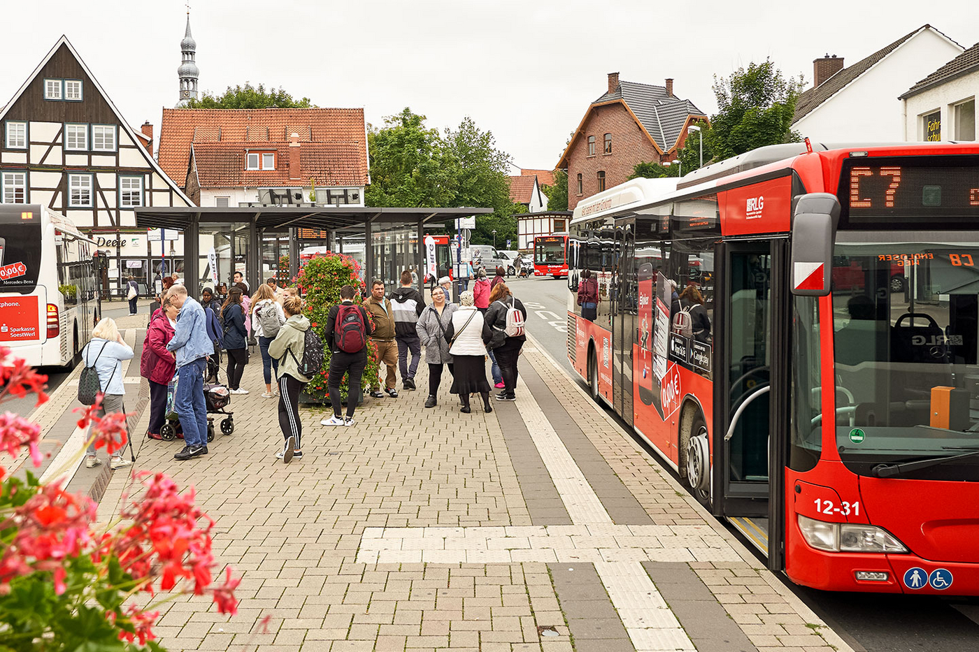 Ein Bus hält am Bussteig