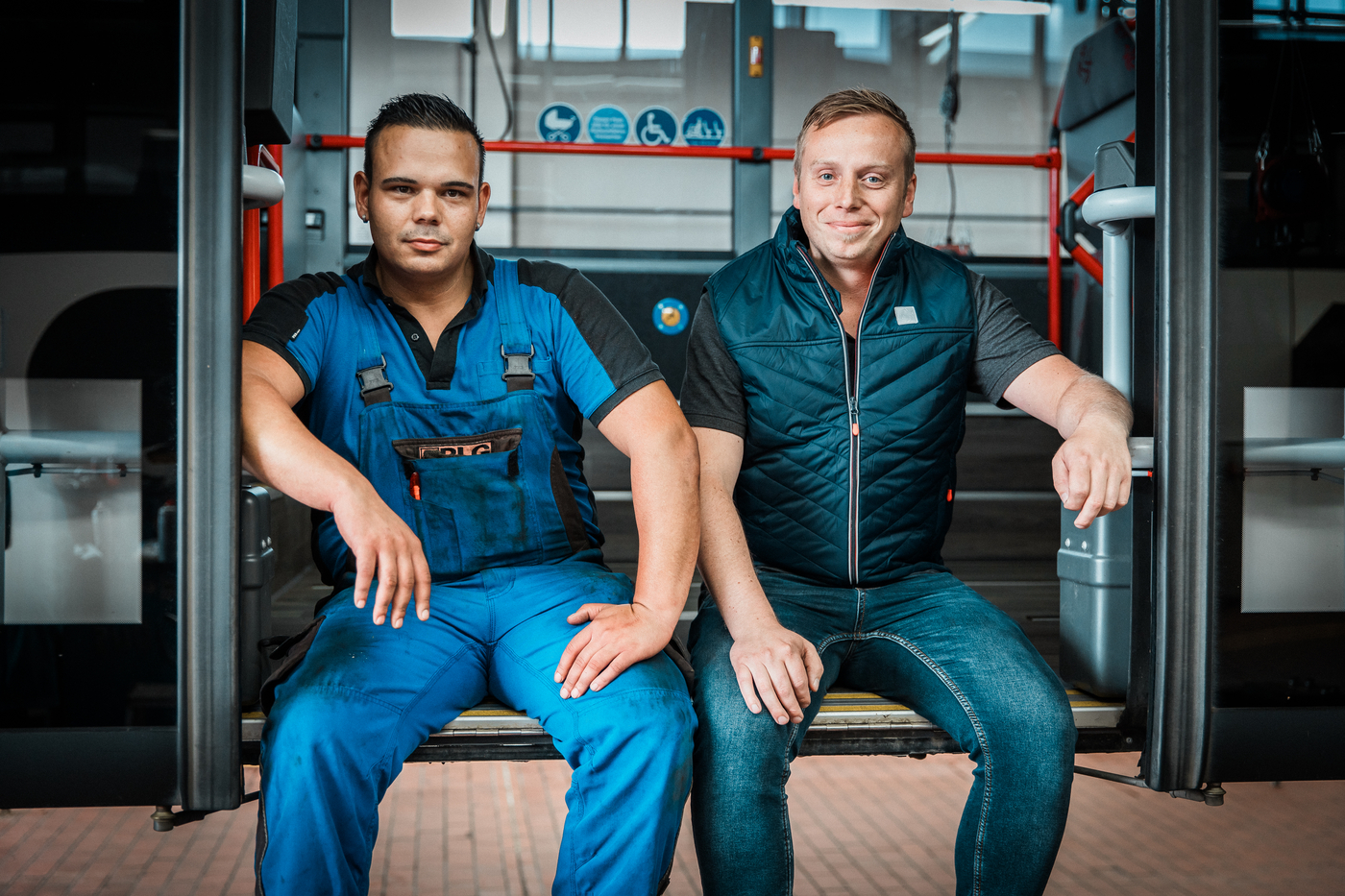Zwei Werkstattmitarbeiter