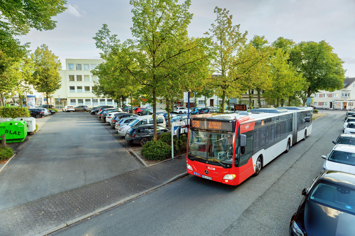 Bus an Haltestelle Neheim, Engelbertplatz