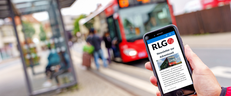 Smartphone vor Bus.