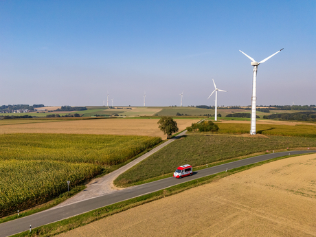 Helmo Kleinbus auf Landstraße