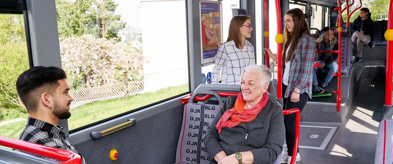 Menschen in einem Bus von RLG.