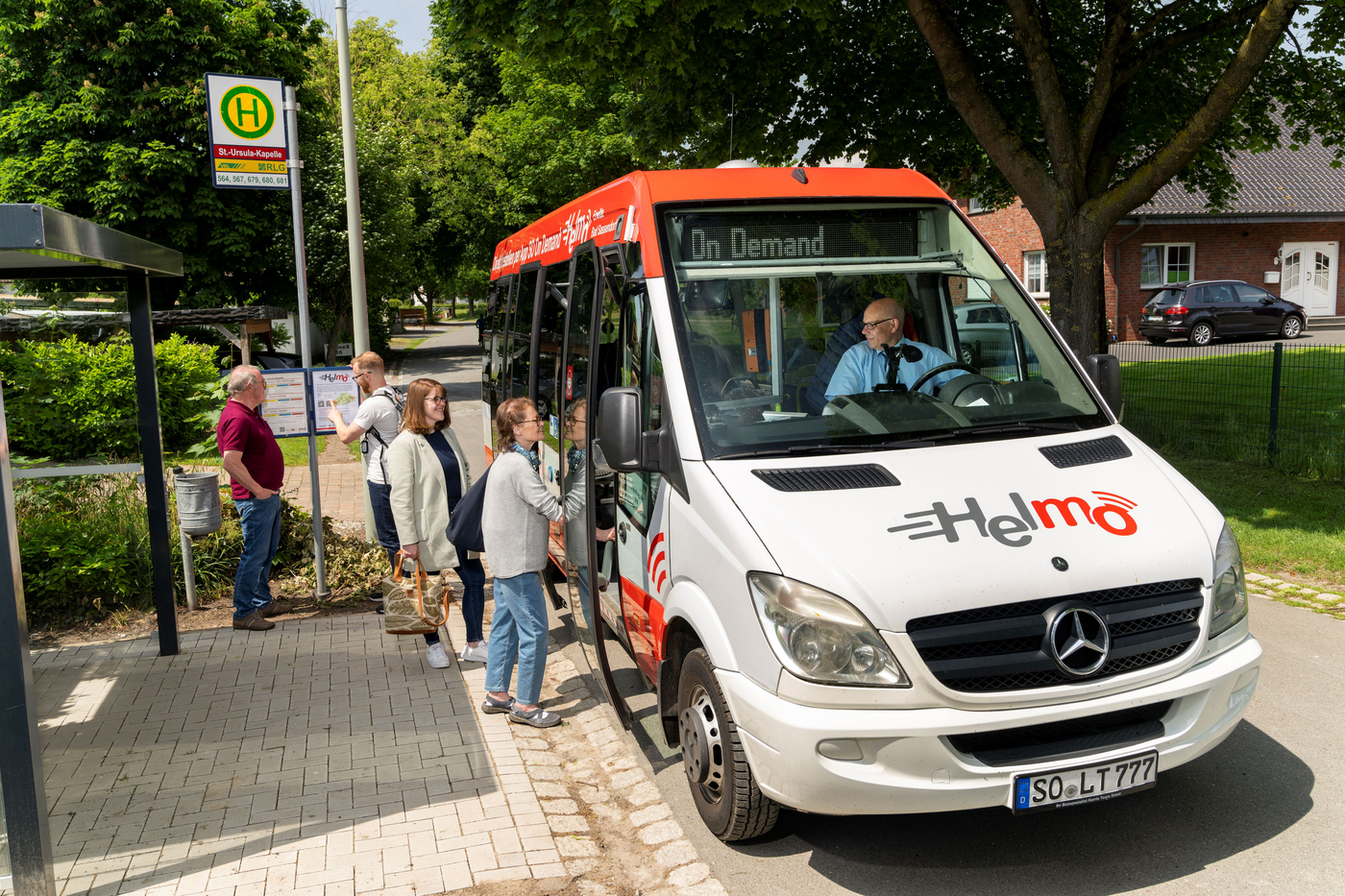 Helmo, der On-Demand-Kleinbus, an der Haltestelle St. Ursula Kapelle in Erwitte-Berenbrock