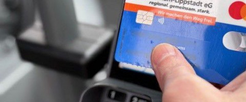 Kartenzahlung an Terminal im Bus