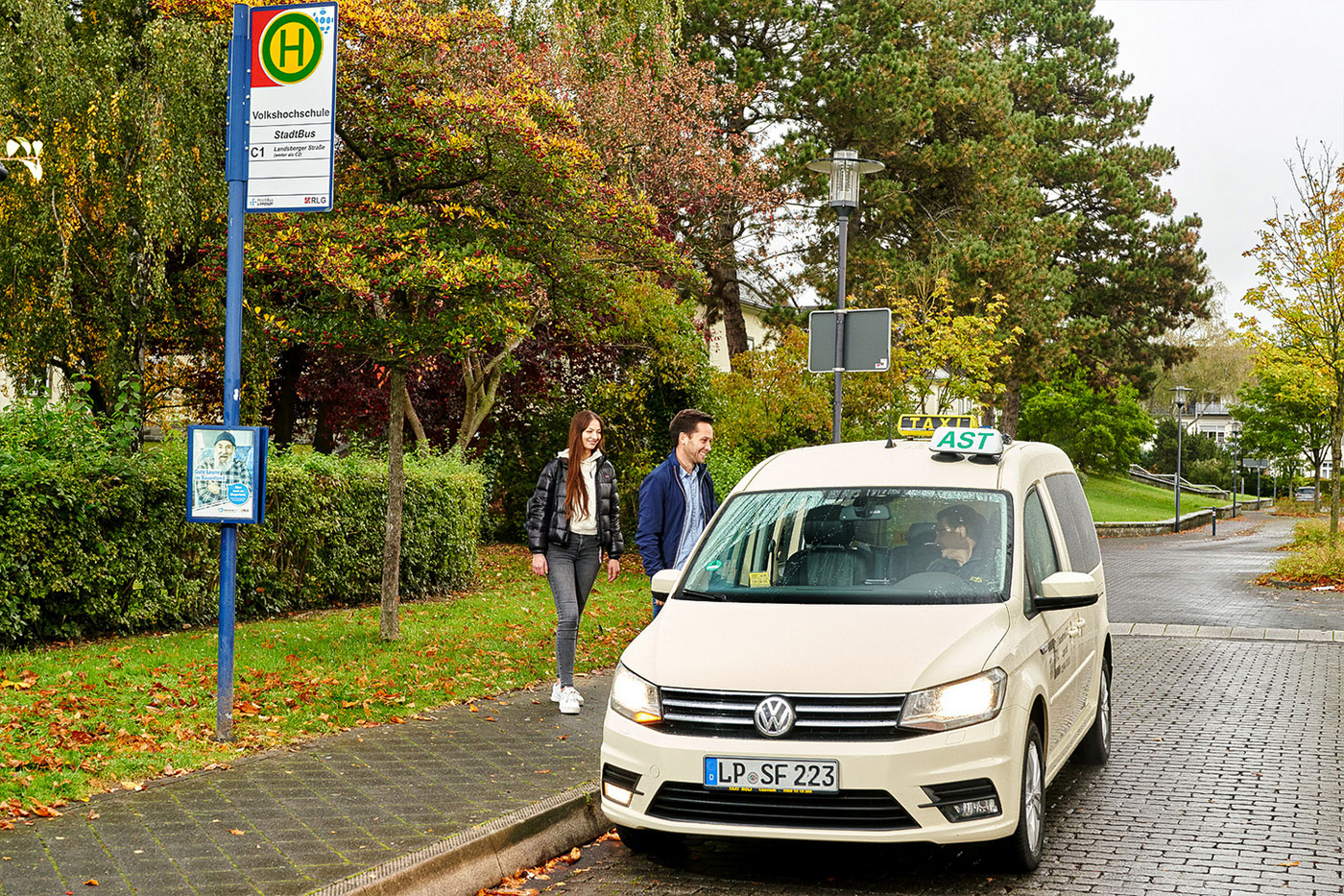 Ein Sammeltaxi hält an einer Bushaltestelle