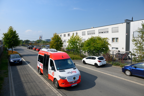 Kleinbus Helmo im Gewerbegebiet