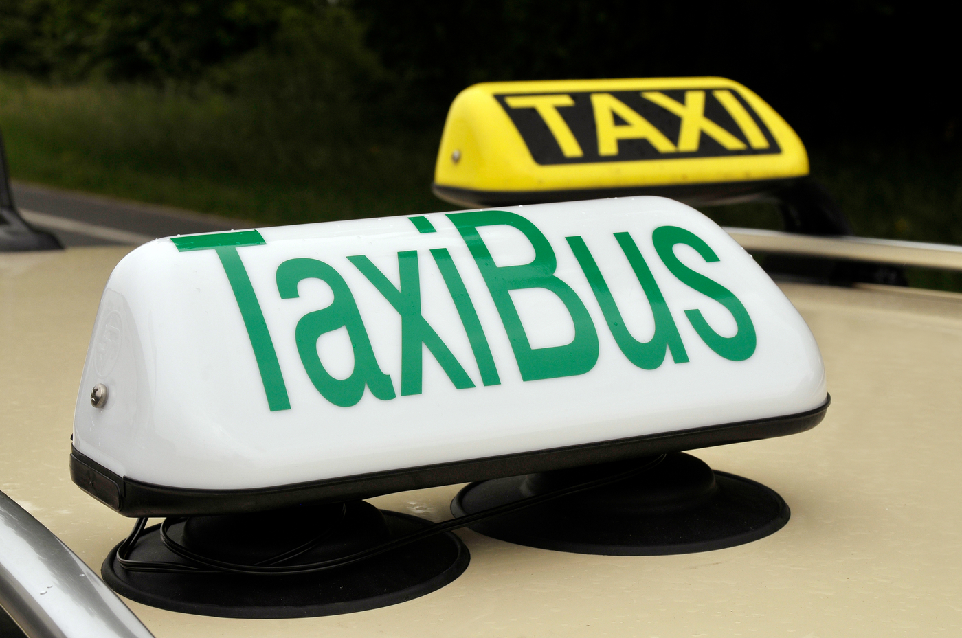 Taxibus Schild auf Autodach