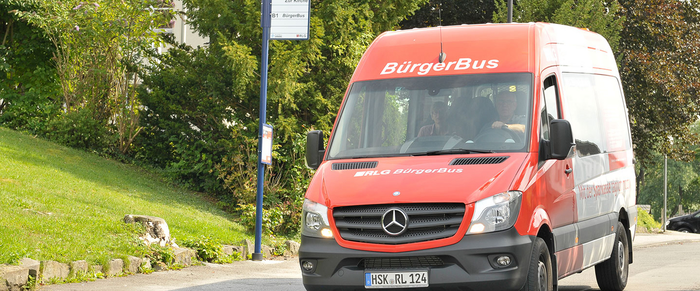 Der Bürgerbus hält an einer Bushaltestelle.