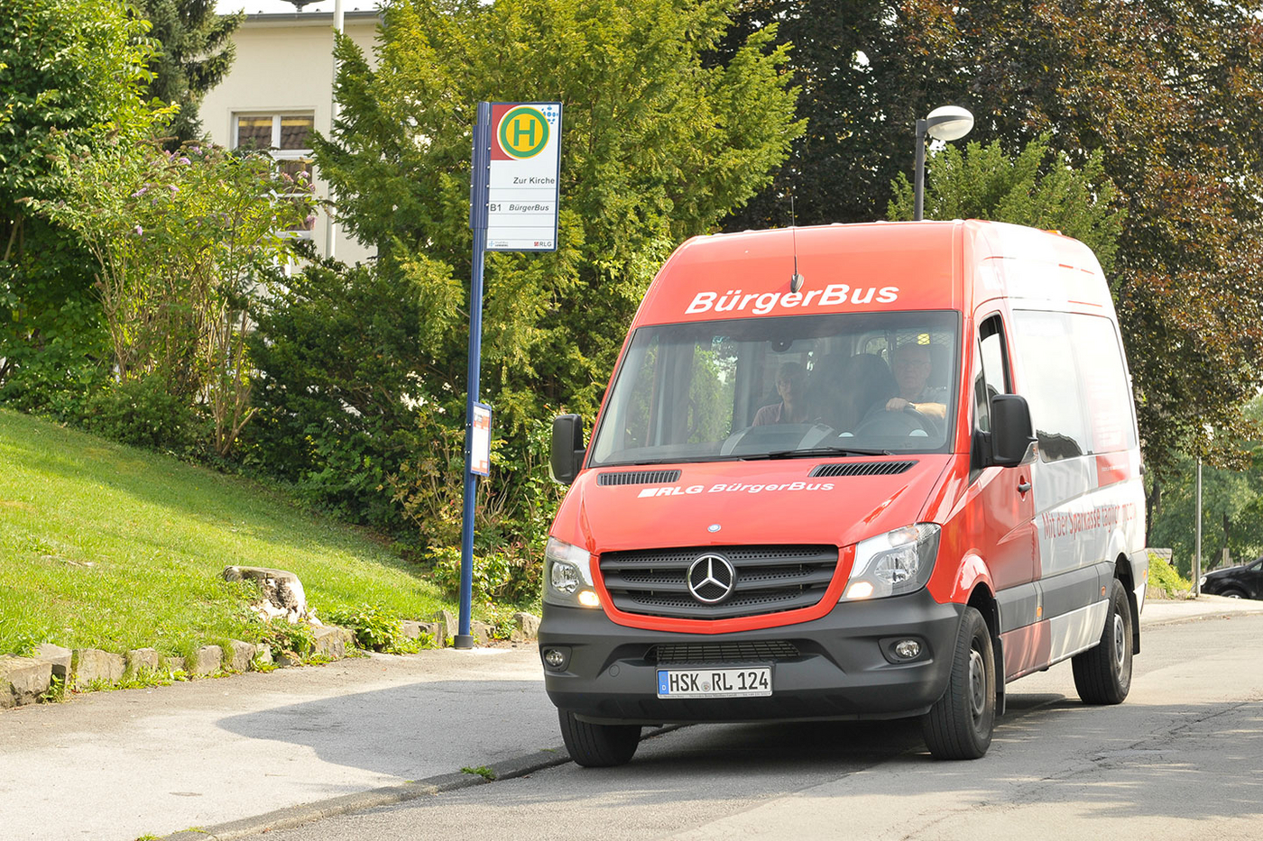 Ein Bürgerbus steht an der Bushaltestelle.