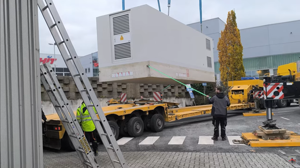 Trafostation hängt an einem Kran