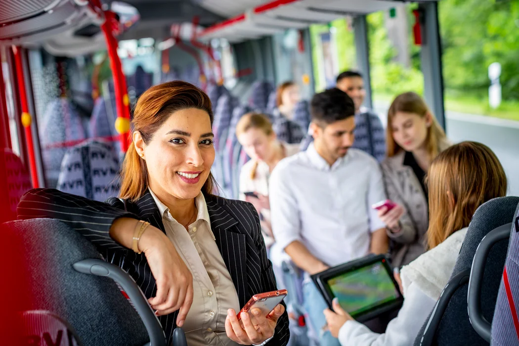 Junge Menschen stehen im Bus