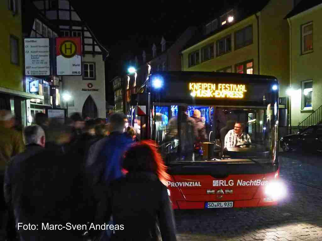 Bus abends in der Soester Innenstadt