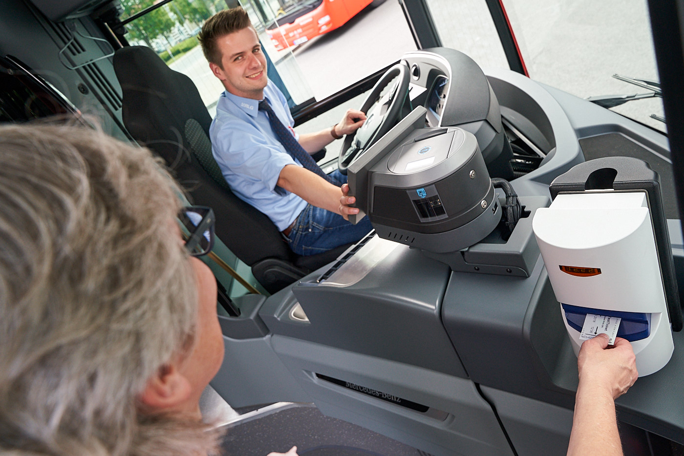 Ticket wird vorne im Bus entwertet